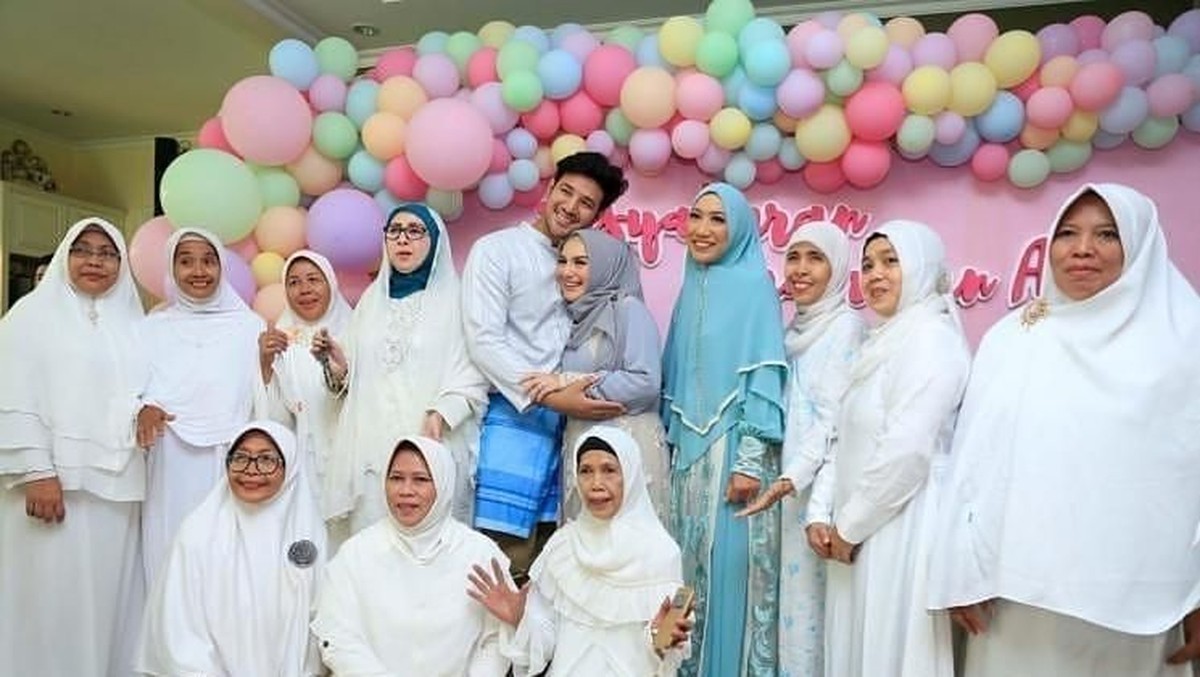 Irish Bella dan Ammar Zoni akan segera dikaruniai bayi kembar&period; Irish pun baru menggelar tasyakuran empat bulan kehamilannya&period;