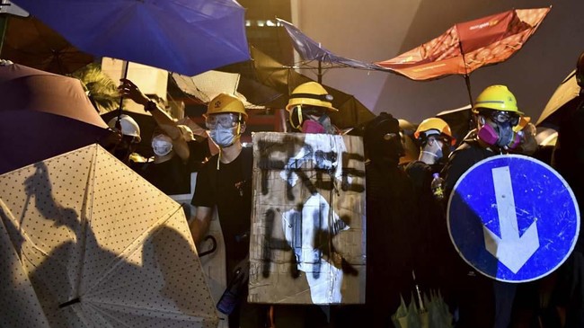 Kepolisian Hong Kong memutuskan menyerbu gedung Universitas Politeknik Hong Kong yang diduduki para demonstran sejak akhir pekan lalu.