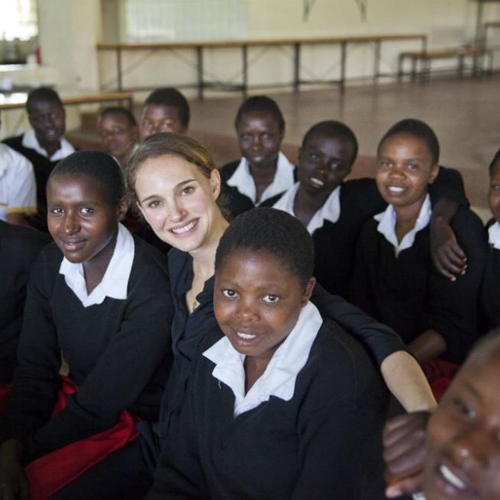 <p>Keren! Ibu dua anak ini pernah ke Kenya untuk menjadi relawan pendidikan di salah satu sekolah. (Foto: natalieportman.com)</p>
