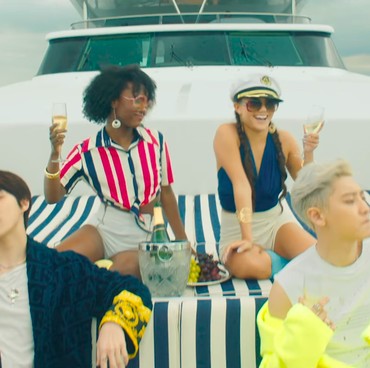 Selain Foto Paspor Tersebar, Sehun & Chanyeol EXO Terjepit Fans di Vietnam