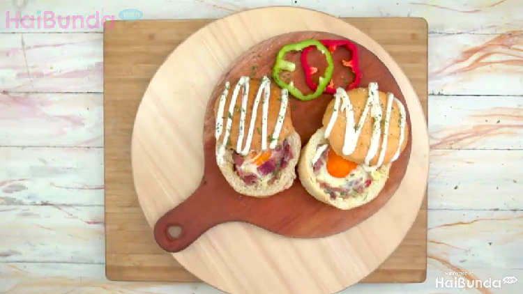 Supaya perut si kecil enggak kosong saat pergi ke sekolah, coba deh sajikan menu sarapan: Cheese and Egg. Simak resepnya, Bun!