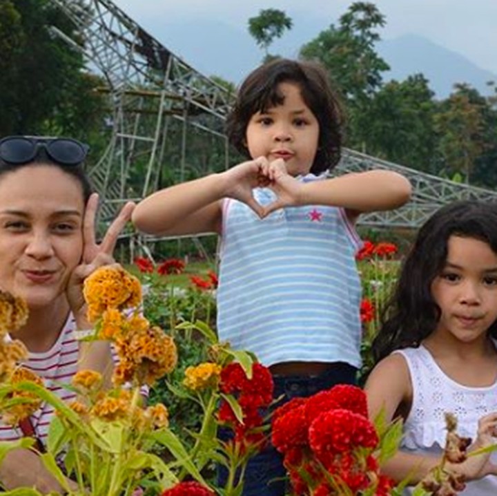 <p>Lihat deh gaya Dhati membentuk simbol love saat foto bareng bunda dan kakaknya. Bikin gemas! (Foto: Instagram/ @romasophiaan)  </p>
