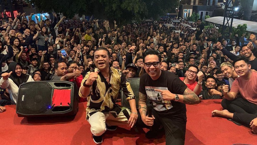Didi Kempot mendapat penghargaan dari pemerintah Suriname karena nyanyi Jawa.
