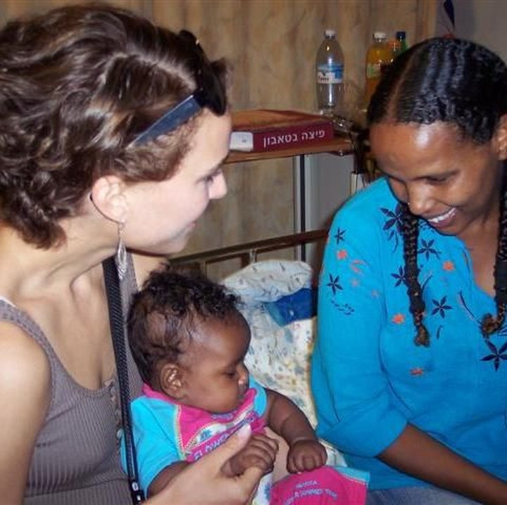 <p>Portman muda sudah aktif di kegiatan sosial. Ini kedekatannya dengan salah satu anak tentara di salah satu rumah sakit rehabilitasi di Israel tahun 2006. (Foto: natalieportman.com)</p>