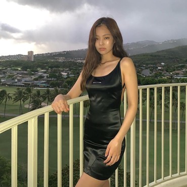 Gaun Punggung Terbuka Jennie BLACKPINK Laris Manis