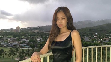 img-title Gaun Punggung Terbuka Jennie BLACKPINK Laris Manis