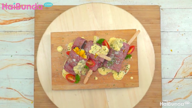 Camilan yang Bunda buat sendiri pasti lebih terjamin kebersihannya. Coba yuk resep Steak Jagung Daging Asap.