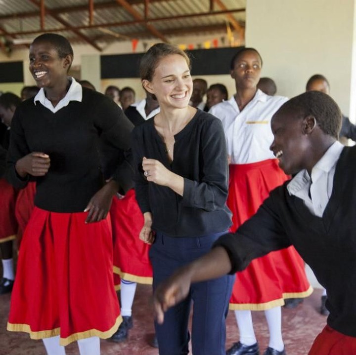 <p>Portman begitu menikmati waktunya bersama anak-anak di Kisaruni All-Girl Secondary School. Seru banget ya? (Foto: natalieportman.com)</p>