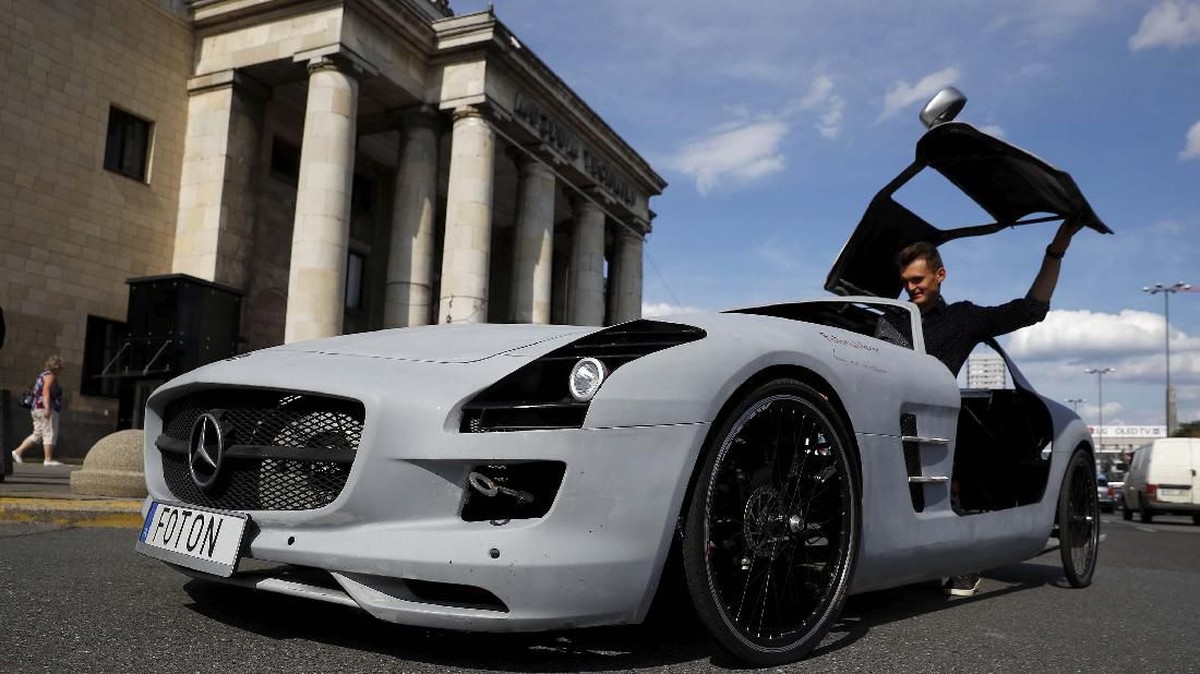 FOTO: Supercar Bertenaga 'Dengkul' Curi Perhatian di Polandia