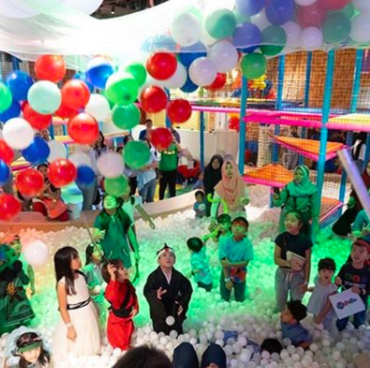 <p>Bertempat di <em>playground</em>, anak-anak puas banget main mandi bola. Tambah seru karena banyak balon juga. (Foto: Instagram @inijedar)</p>