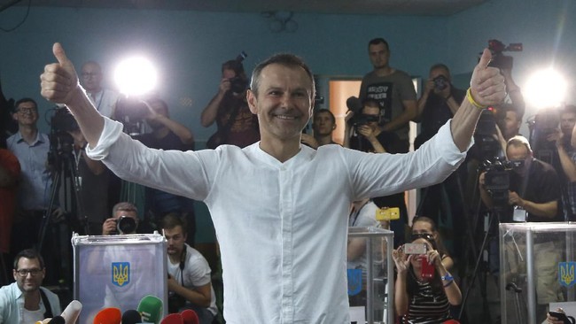 Vokalis band Okean Elzy, Svyatoslav Vakarchuk, menyatakan partai yang dipimpinnya, Golos, meraih enam persen suara dalam pemilu parlemen Ukraina.