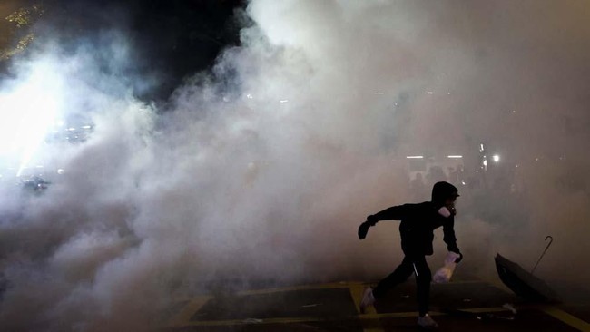 Polisi menyerang ribuan demonstran Hong Kong yang memprotes serangan para preman dengan menggunakan gas air mata, peluru karet, serta granat spons.
