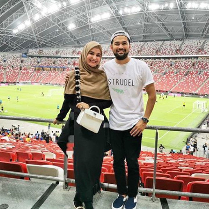 Demi sang suami, Bunda tiga anak ini rela menemaninya sampai ke Singapura demi mengejar club bola idolanya. (Foto: Instagram @shireensungkar)