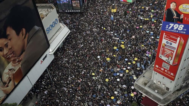 Usai unjuk rasa yang berakhir ricuh selama akhir pekan, demonstran Hong Kong bertekad melumpuhkan kawasan tersebut dengan aksi besar-besaran hari ini.