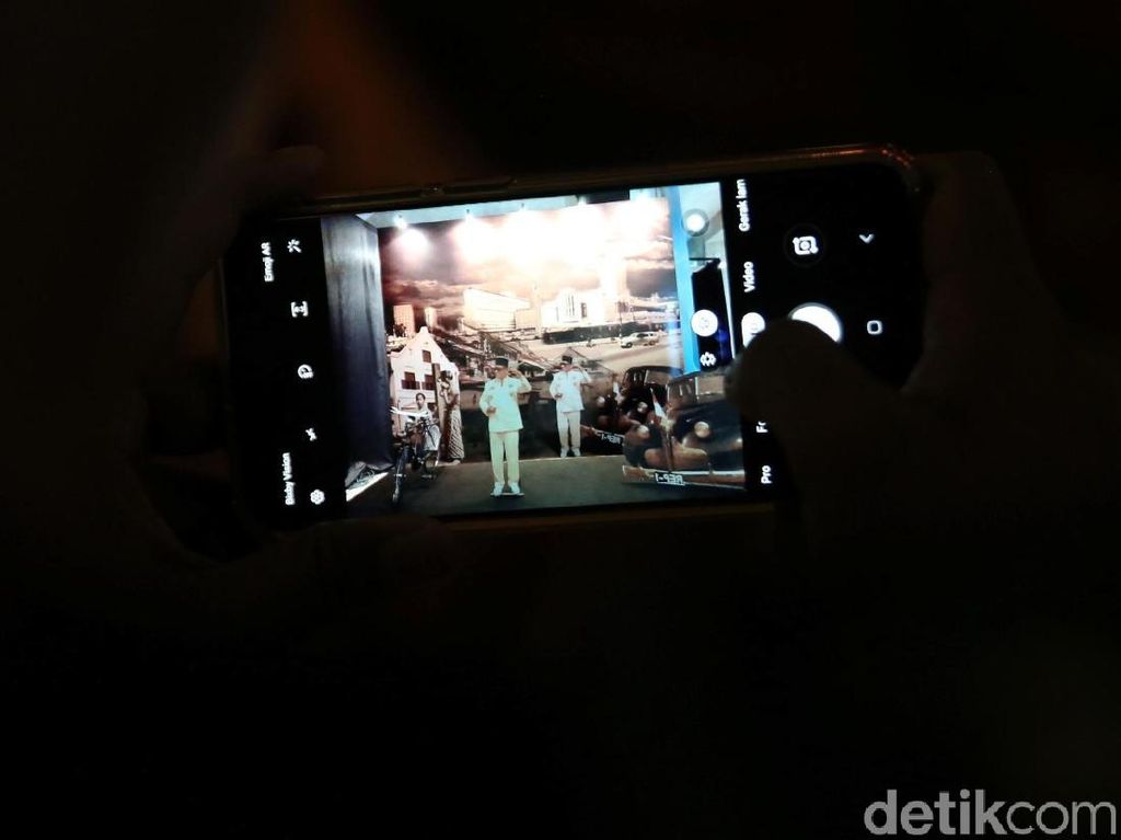 Melihat Kota Jakarta dari Masa ke Masa Lewat Instalasi Hologram Melihat Kota Jakarta dari Masa ke Masa Lewat Instalasi Hologram