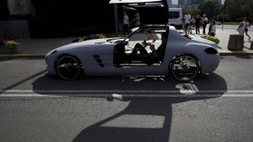 FOTO: Supercar Bertenaga 'Dengkul' Curi Perhatian di Polandia