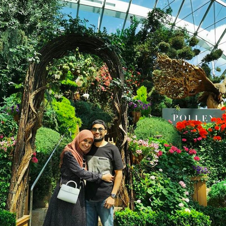 Tapi ada bonusnya nih, saatnya Wisnu menyenangkan Shireen dengan mengajaknya berkunjung ke Garden By The Bay Singapura. Mesranya pelukan Shireen ke Wisnu. (Foto: Instagram @teukuwisnu)