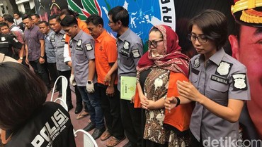 img-title Detik-detik Nunung Buang Sabu ke Toilet