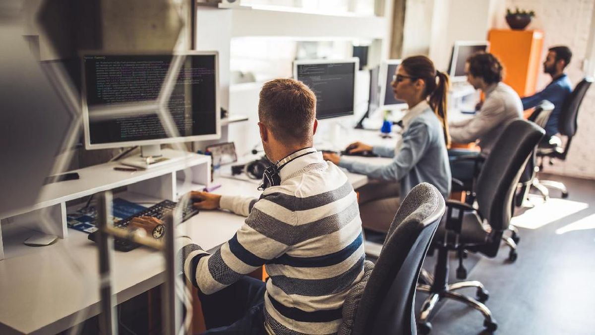 Kerja Depan Laptop Seharian? Hindari 5 Posisi Duduk yang Salah Ini