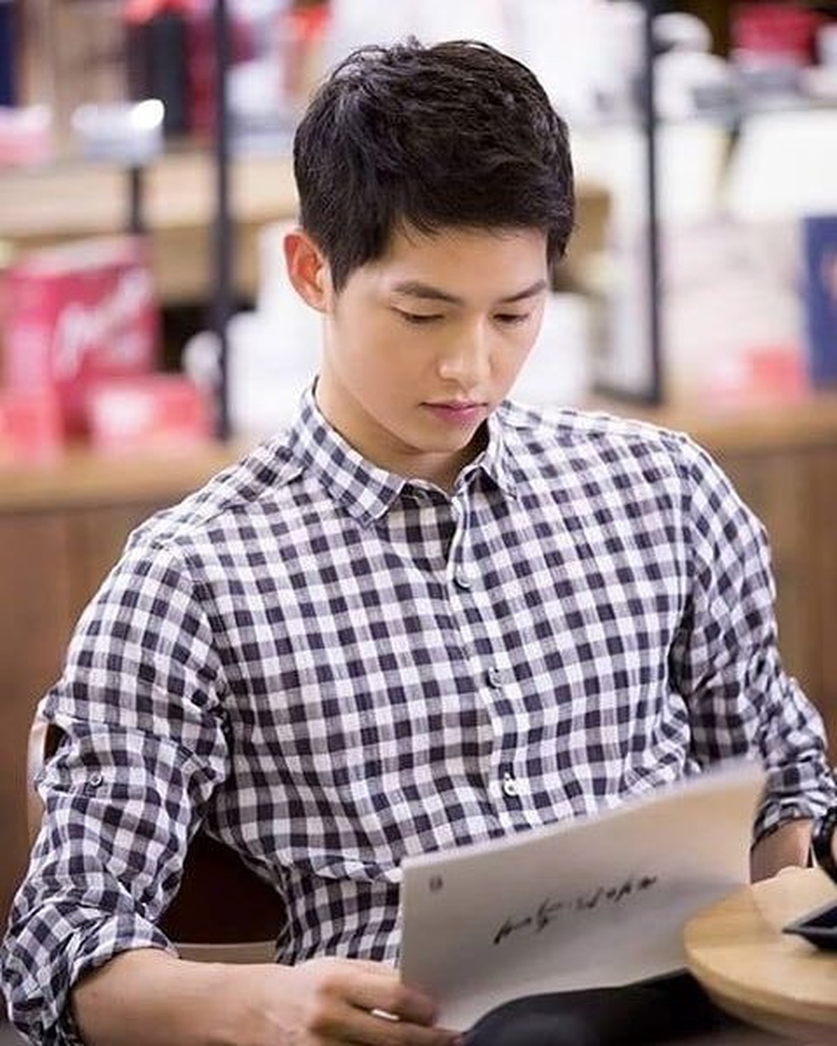 Song Joong Ki resmi menyandang status duda pada Senin &lpar;22&sol;7&rpar;&comma; meski statusnya berubah&comma; ketampanan pria 33 tahun ini tetap mampu bikin wanita terpesona&period;
