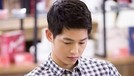 Song Joong Ki resmi menyandang status duda pada Senin &lpar;22&sol;7&rpar;&comma; meski statusnya berubah&comma; ketampanan pria 33 tahun ini tetap mampu bikin wanita terpesona&period;