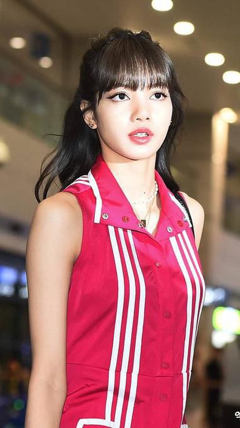 Intip gaya fesyen cantik ala Lisa BLACKPINK saat di bandara versi Insertlive.