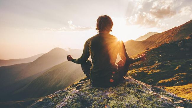 Meditasi tak hanya dilakukan dengan duduk dan memejamkan mata. Meditasi juga bisa dilakukan sambil berjalan kaki. Berikut caranya.