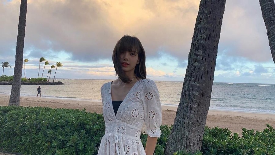 Lisa BLACKPINK dikritik netizen Korea karena tidak tutup wajah di video mereka liburan di Australia.