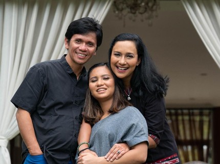 Cara Shahnaz Haque dan Suami Latih Anak dengan 'Tough Love'