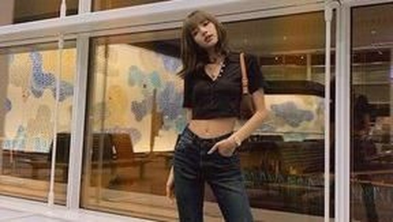 Intip gaya fesyen cantik ala Lisa BLACKPINK saat di bandara versi Insertlive.
