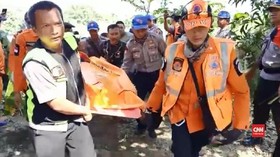 VIDEO: Proses Evakuasi Korban Tewas Cessna Jatuh di Indramayu