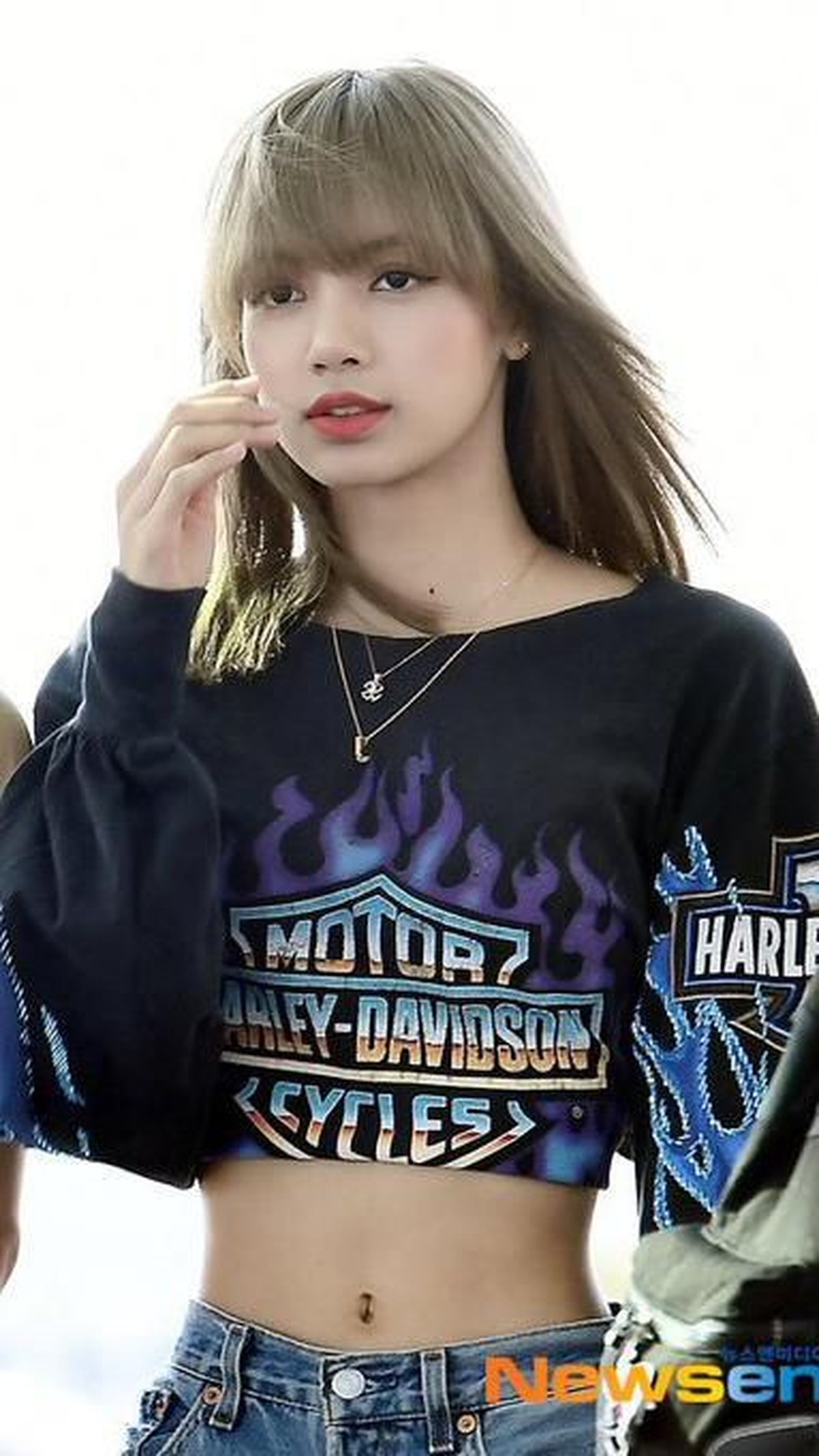 Intip gaya fesyen cantik ala Lisa BLACKPINK saat di bandara versi Insertlive&period;