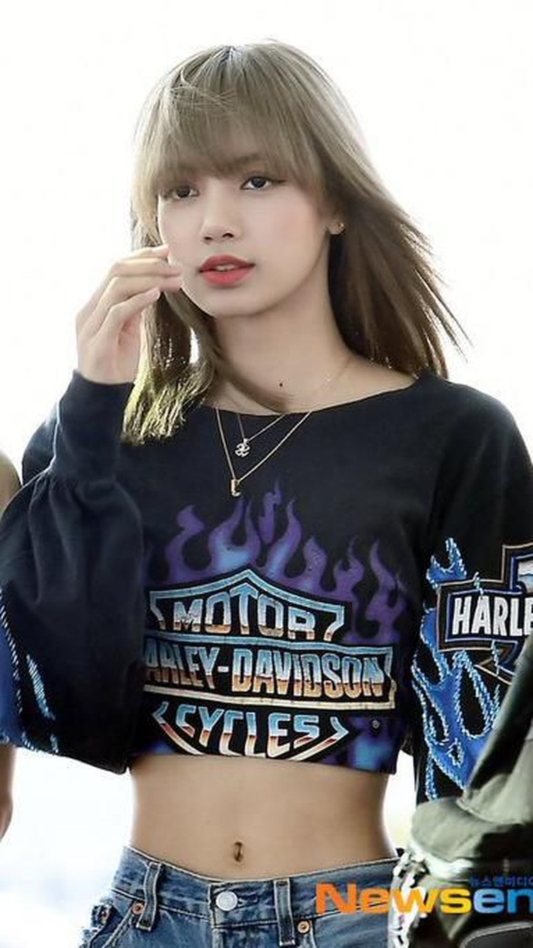 6 Gaya Cantik Lisa BLACKPINK di Bandara Intip gaya fesyen cantik ala Lisa BLACKPINK saat di bandara versi Insertlive.