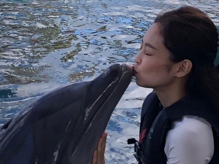 Lucunya Jennie mencium lumba-lumba sambil merem. Insertizen pasti ada yang mau gantiin lumba-lumbanya nih.