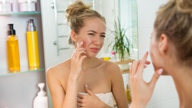 7 Kebiasaan Buruk yang Gampang Bikin Kulit Kering, Sering Ngopi