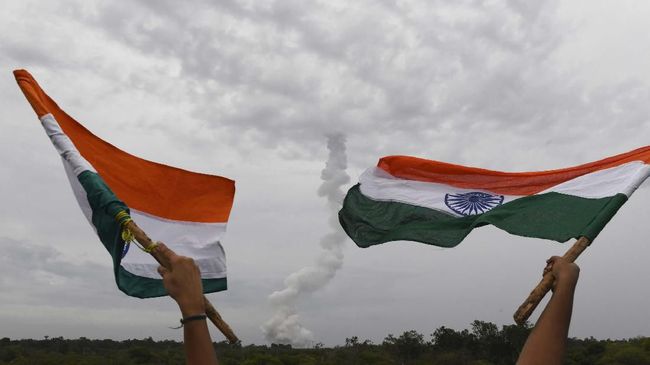 Chandrayaan 2 Hilang Kontak, India Lanjutkan Misi ke Bulan Setelah misi Chandrayaan 2 hilang kontak saat berada di orbit bulan, India tidak akan menyerah untuk misi ke bulan.