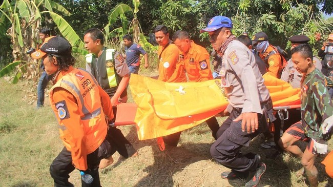 FOTO: Evakuasi Pesawat Cessna Jatuh di Indramayu