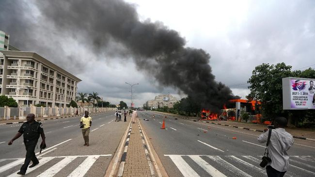 Bentrok Umat Syiah dan Polisi di Nigeria, 8 Orang Tewas Sedikitnya delapan orang tewas termasuk jurnalis dalam bentrokan antara umat Syiah dan polisi di Abuja, Nigeria pada Senin (22/7).