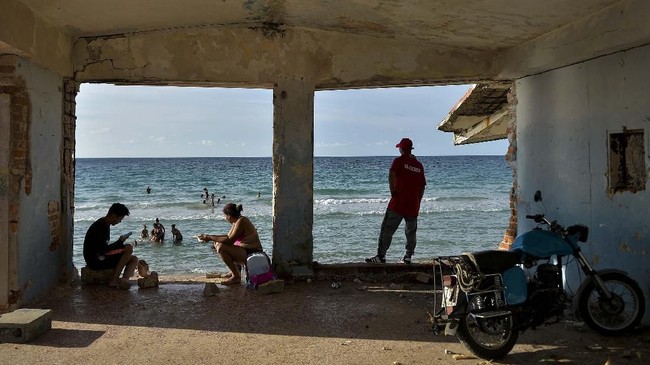 FOTO: Mimpi Penduduk Kuba ke Pantai