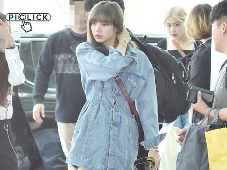 Intip gaya fesyen cantik ala Lisa BLACKPINK saat di bandara versi Insertlive.