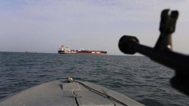 Kapal Tanker Iran Dihantam Rudal, Minyak Tumpah ke Laut Merah