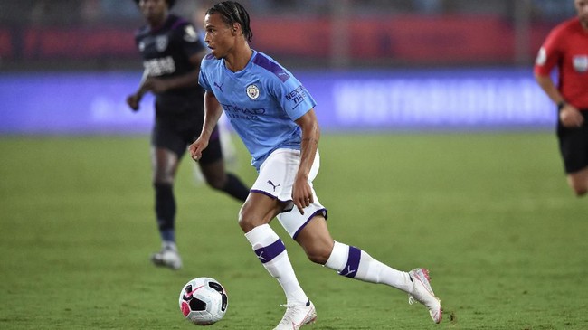 Manchester City's Leroy Sane runs with the ball during their match at the 2019 Premier League Asia Trophy football tournament in Nanjing in China's Jiangsu province on July 17, 2019. (Photo by HECTOR RETAMAL / AFP)