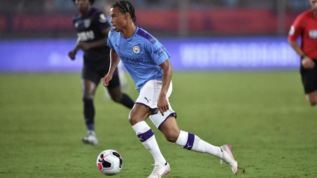 Bursa Transfer 29 Juli 2019 Manchester City's Leroy Sane runs with the ball during their match at the 2019 Premier League Asia Trophy football tournament in Nanjing in China's Jiangsu province on July 17, 2019. (Photo by HECTOR RETAMAL / AFP)