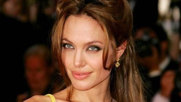 img-title Reaksi Jolie Soal Momen Manis Brad Pitt & Jennifer Aniston di SAG Awards