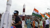 FOTO: India Luncurkan Roket Chandrayaan-2 ke Bulan India akhirnya sukses meluncurkan roket Chandrayaan-2 dengan mulus pada Senin (22/7) setelah sempat tertunda pada Senin (15/7) silam.