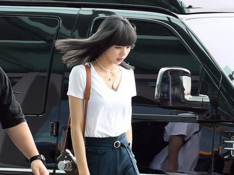 Intip gaya fesyen cantik ala Lisa BLACKPINK saat di bandara versi Insertlive.