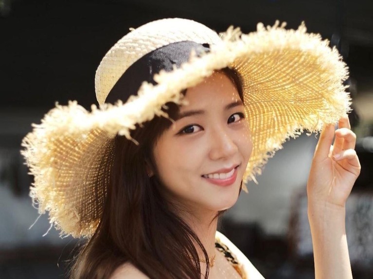 Cantiknya Jisoo menjajal topi yang terbuat dari anyaman.