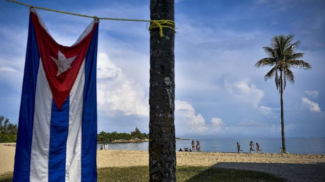 Berbahagialah penduduk Indonesia yang diberi kebebasan mengakses pantai publik dari Sabang sampai Merauke.