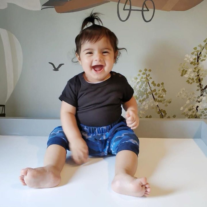 <p>Gemas banget nih ekspresi tertawanya Zenecka, jadi ingin ikut tertawa he-he-he. (Foto: Instagram @carissa_puteri)</p>