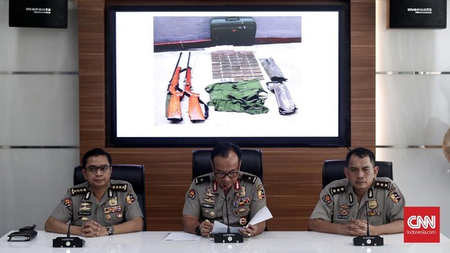Polisi menyebut pasutri asal Indonesia yang jadi pelaku bom bunuh diri masuk ke Filipina dibawa oleh DPO Andi Baso secara ilegal.